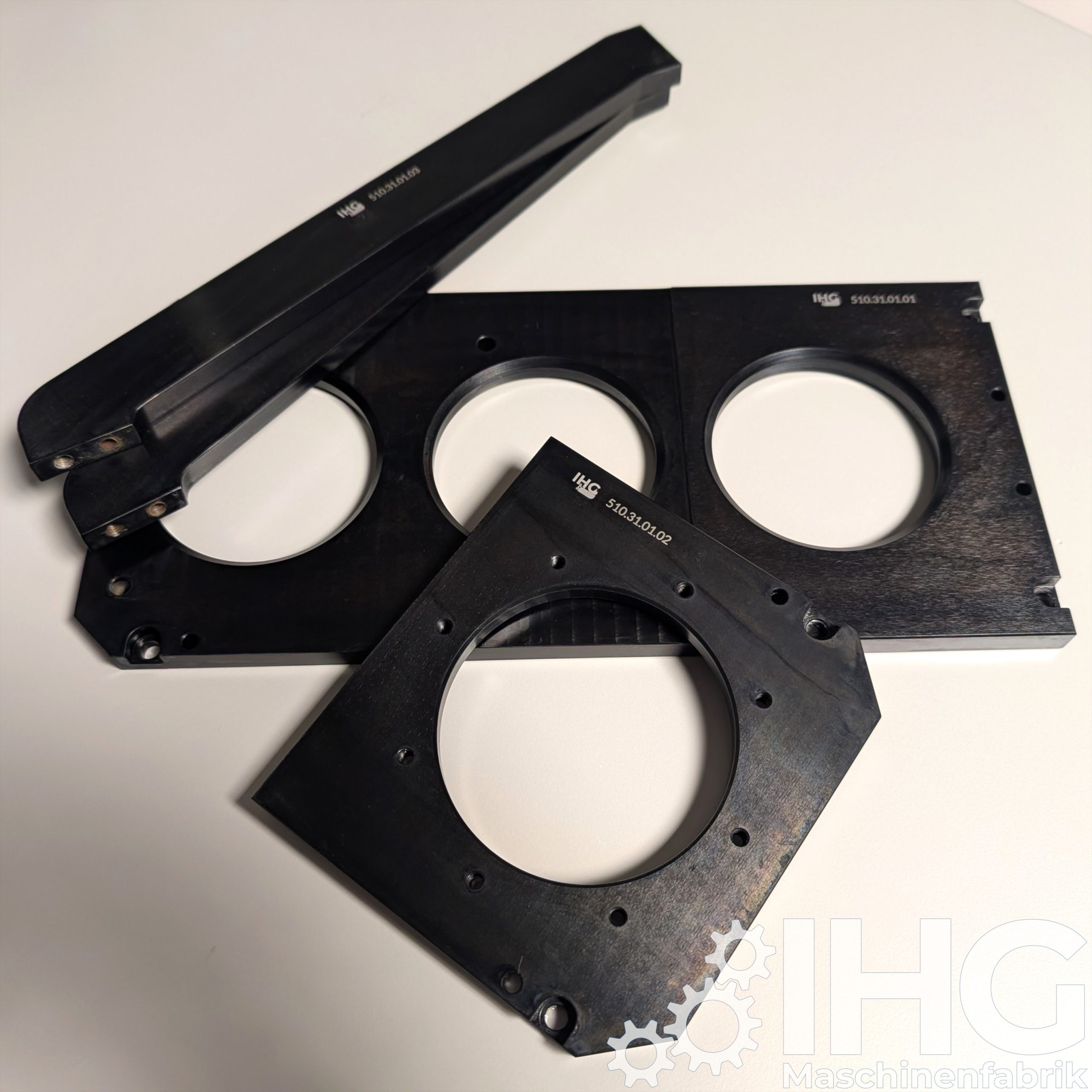 aus Stahl, Beschichtung Zink-Nickel, schwarz passiviert, laserbeschriftet