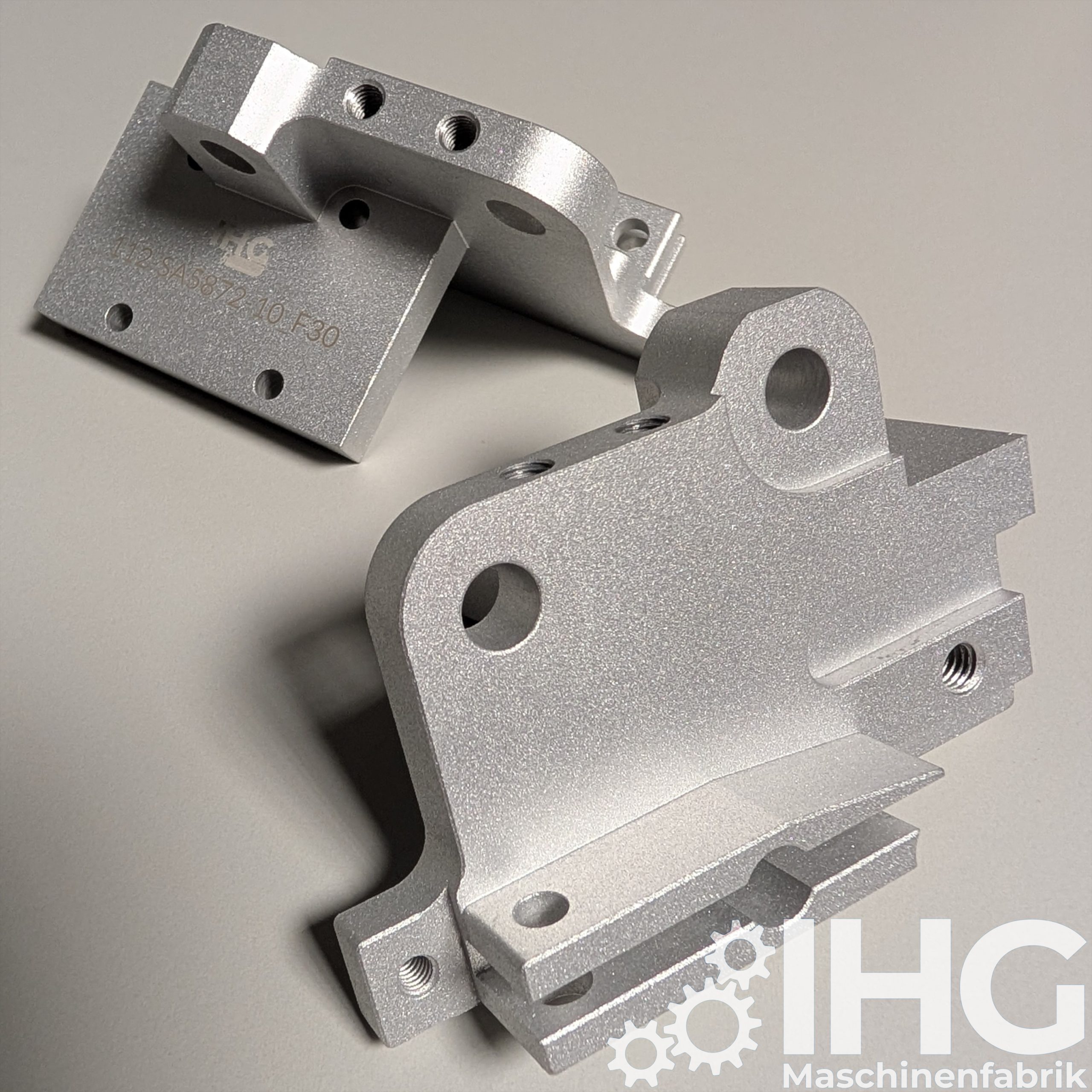 Frästeile aus Aluminium, glasperlengestrahlt und eloxiert, laserbeschriftet